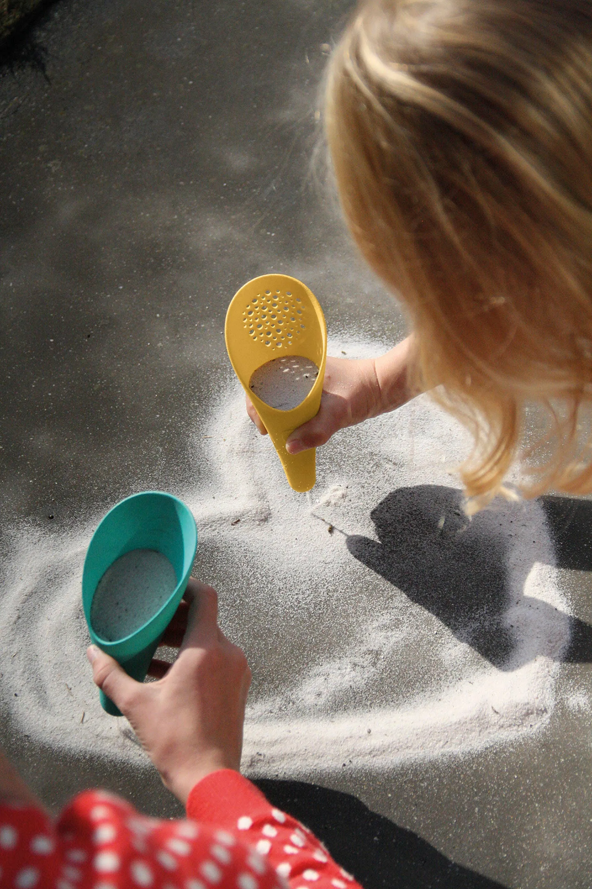 Quut Cuppi - Shovel, Sifter and Ball all in one!: Banana Blue