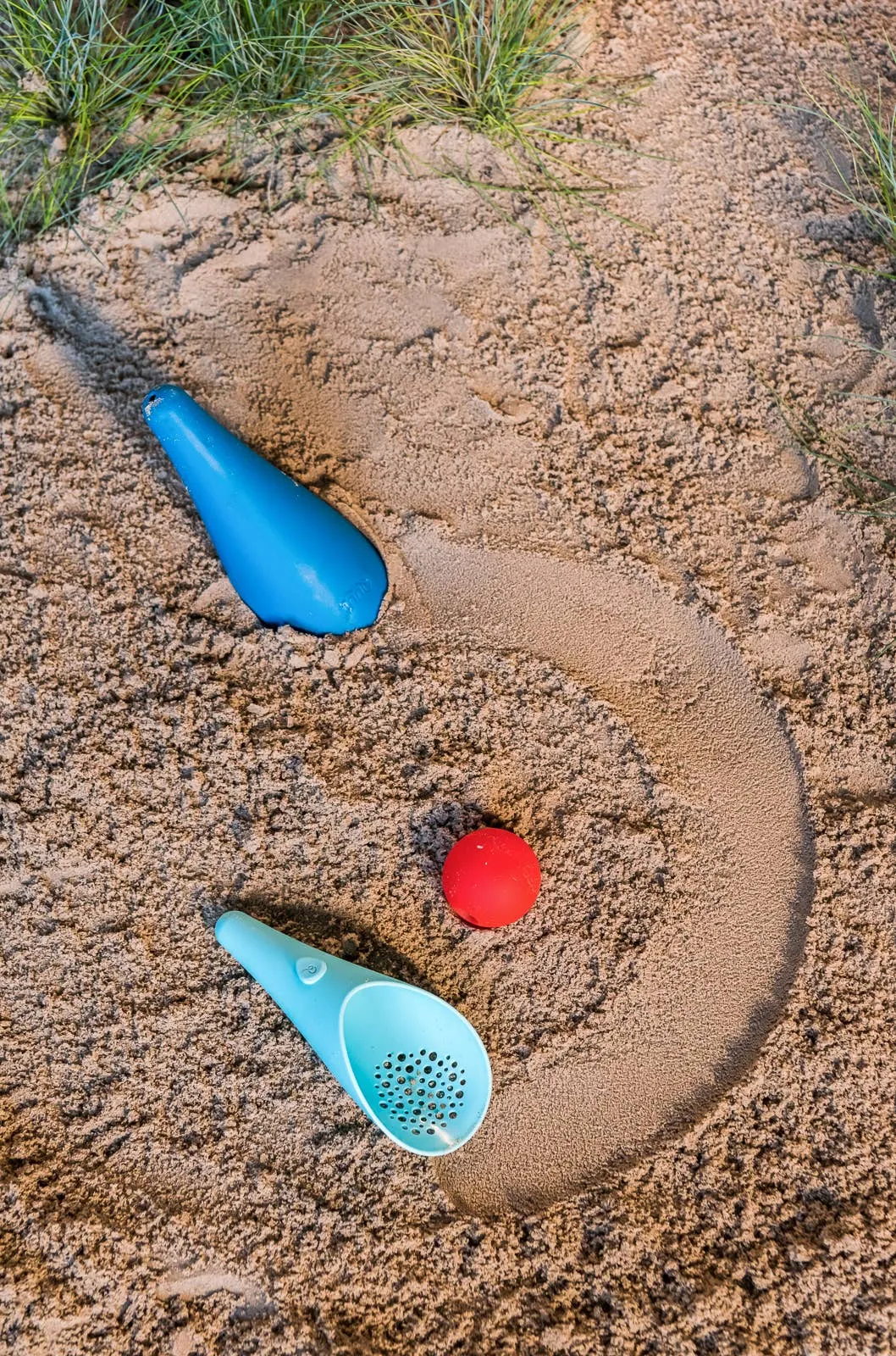 Quut Cuppi - Shovel, Sifter and Ball all in one!: Banana Blue