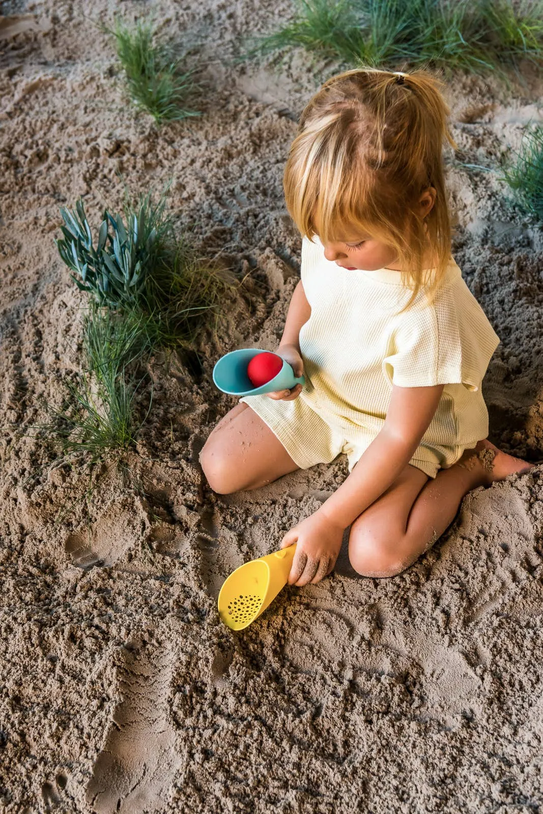 Quut Cuppi - Shovel, Sifter and Ball all in one!: Banana Blue