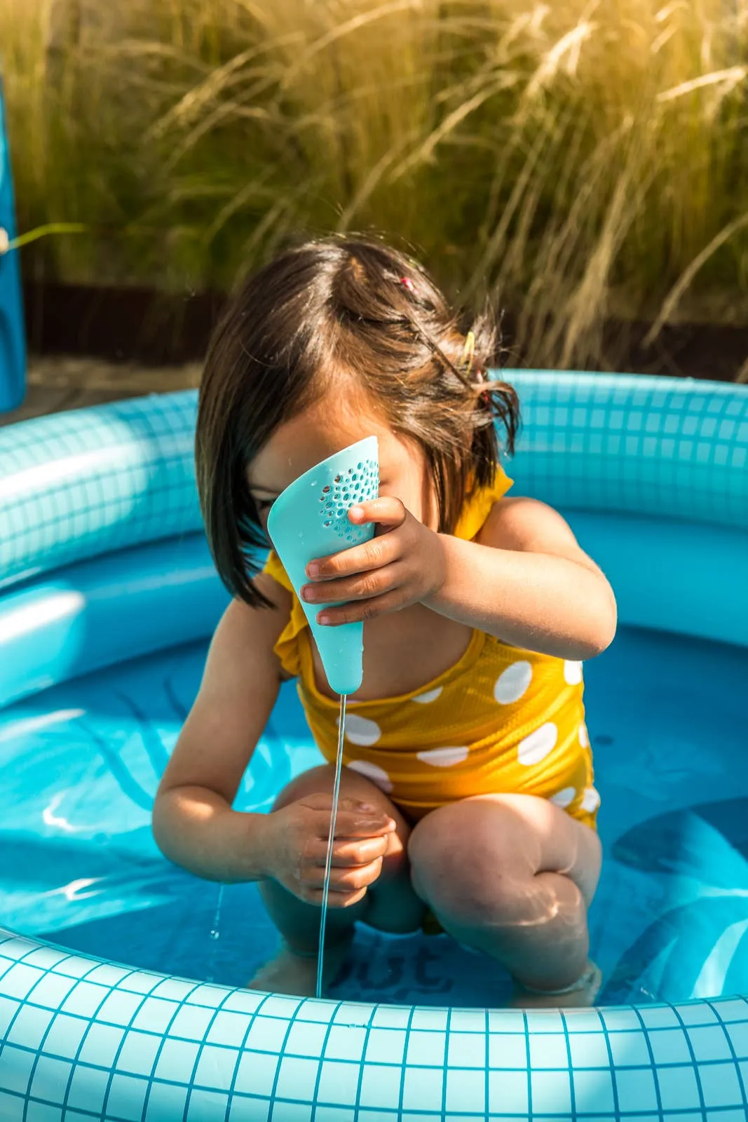 Quut Cuppi - Shovel, Sifter and Ball all in one!: Banana Blue